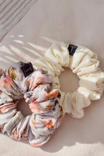Lade das Bild in den Galerie-Viewer, SCRUNCHIE FLOWER MUSSELIN
