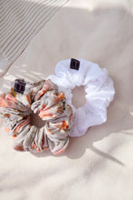 Lade das Bild in den Galerie-Viewer, SCRUNCHIE FLOWER MUSSELIN
