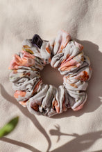 Lade das Bild in den Galerie-Viewer, SCRUNCHIE FLOWER MUSSELIN
